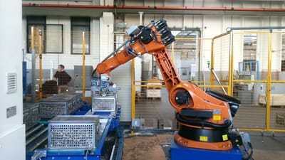 Robot che carica le ceste nell'impianto di lavaggio