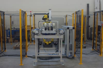 Cella robotizzata per il montaggio di guide per cassetti