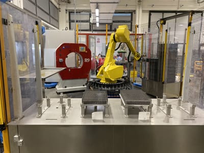 Cella robotizzata con magazzino dei pezzi