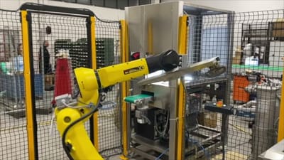 Robot con pinza dedicata sulla linea frizioni
