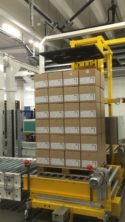 Pallettizzatore con pila di cartoni