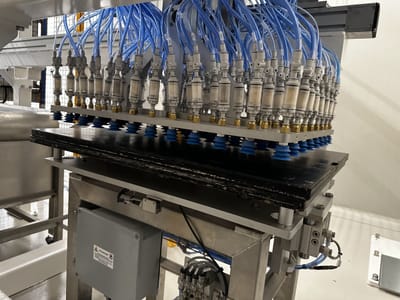 Pinza multi-ventosa per la presa di più prodotti