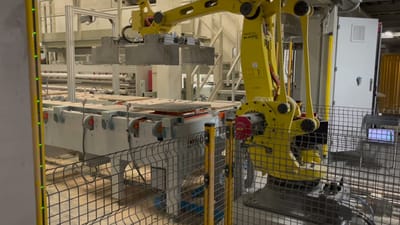 Robot con pinza per la movimentazione di pannelli
