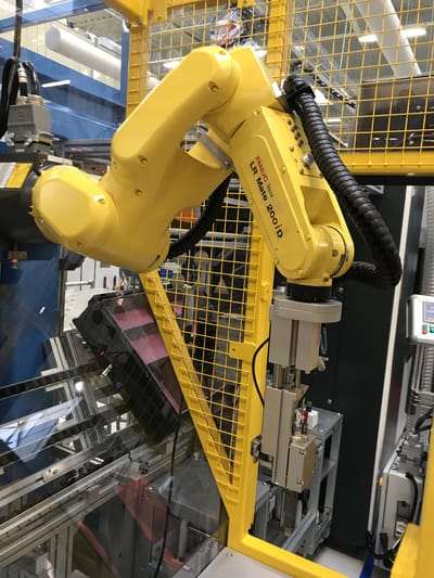 Robot in una cella di assemblaggio