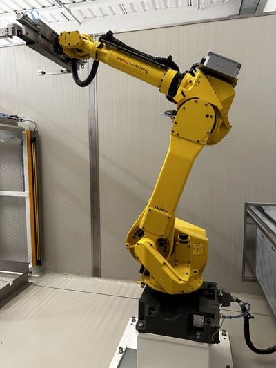 Robot antropomorfo nella cella di confezionamento