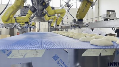 Robot che incidono il pane in linea