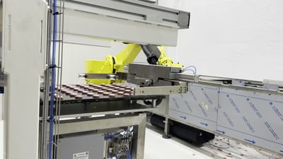 Robot che deposita i macarons nei vassoi