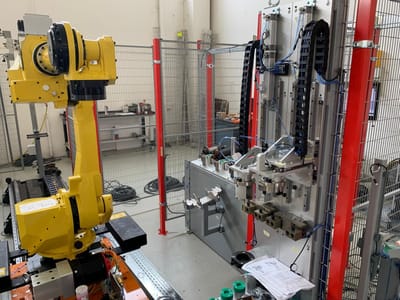 Cella di montaggio con robot su asse lineare